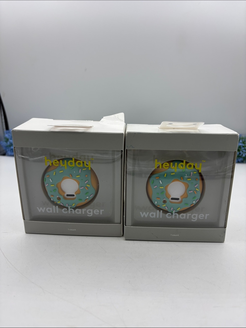 2 Heyday Wall Charger - Donut. NEW